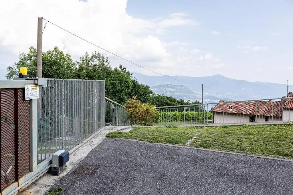 La Dolce Vita - Vista Lago E Piscina Parzanica 0*,  Italia